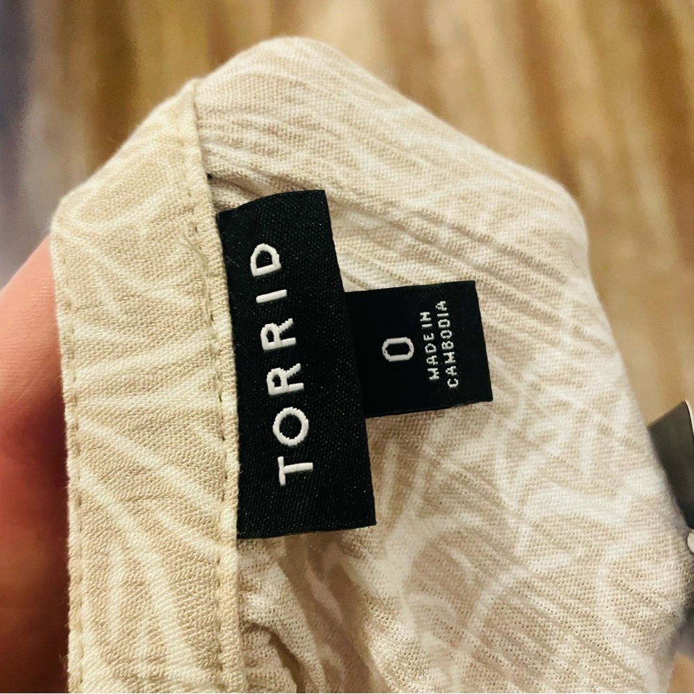 TORRID Crinkle Gauze Flutter Sleeve Top - Picture 7 of 8